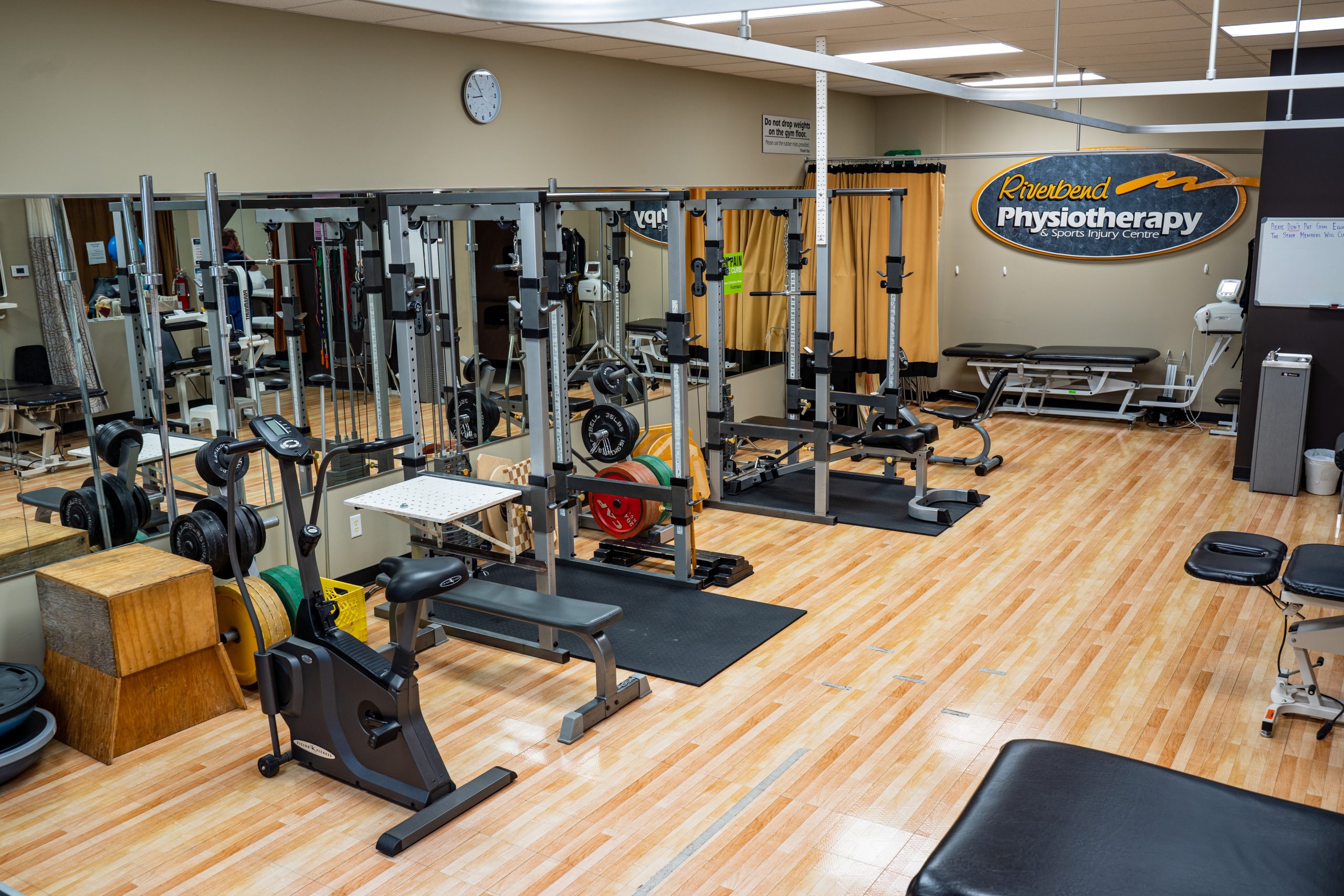 Image of the inside of Riverbend Physiotherapy with workout machines and physiotherapy beds